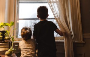 bambini alla finestra