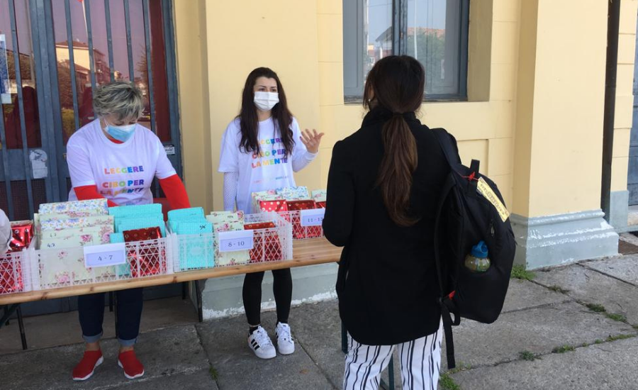 donne fuori dall'Emporio di Villafranca a un banchetto di libri